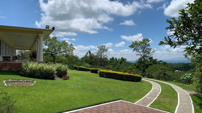 Casa campestre con jardín y palapa en 1 hectárea, a 10 minutos de Xalapa